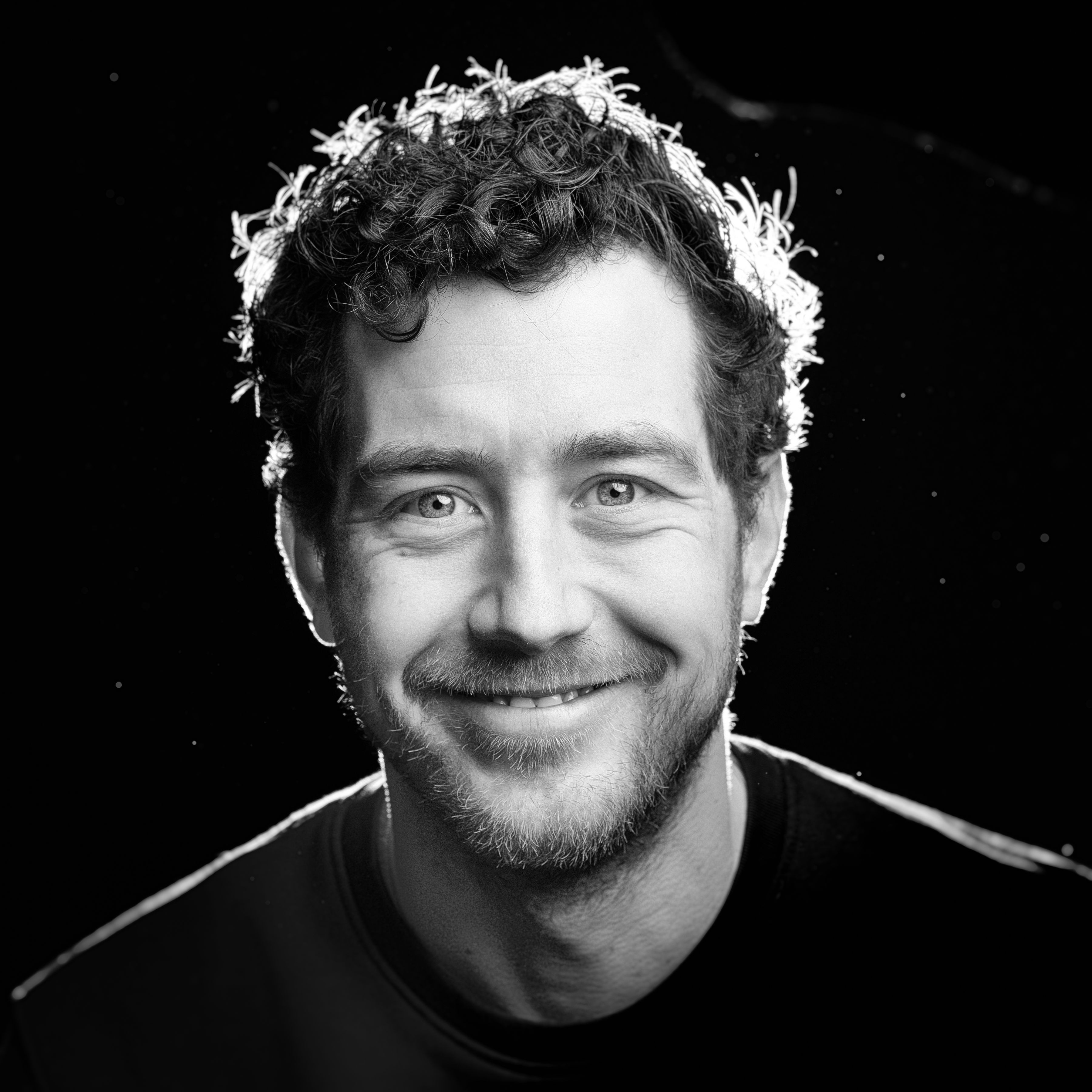 Berend zo heet deze krullenbol is een van de gezichten voor de camera met een vlotte babbel. Natuurlijk ook achter de schermen een van de aanjagers. Een programma maken doe je nooit alleen deze ook deze man is onderdeel van het team Berend zo heet deze krullenbol is een van de gezichten voor de camera met een vlotte babbel. Natuurlijk ook achter de schermen een van de aanjagers. Een programma maken doe je nooit alleen deze ook deze man is onderdeel van het team