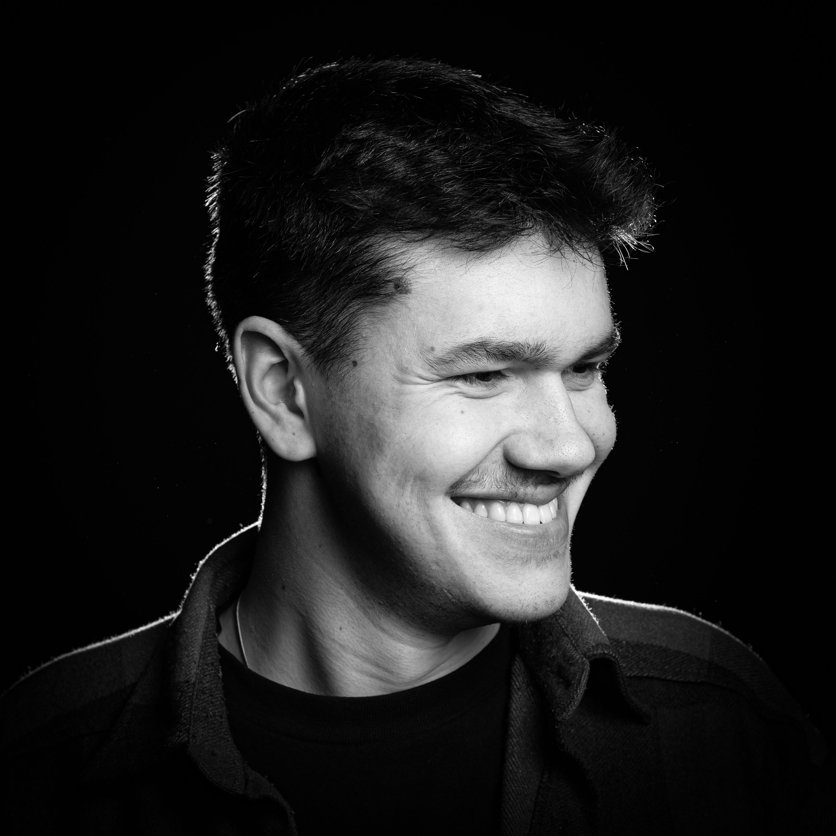 ilyan, de koning achter de camera. Een programma maken doe je nooit alleen deze ook deze man is onderdeel van het team ilyan, de koning achter de camera. Een programma maken doe je nooit alleen deze ook deze man is onderdeel van het team