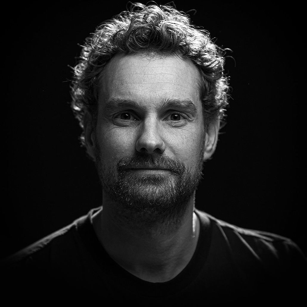 Joren is het andere gezicht voor de camera en ook mister Pixel Universe. Een programma maken doe je nooit alleen deze ook deze man is onderdeel van het team Joren is het andere gezicht voor de camera en ook mister Pixel Universe. Een programma maken doe je nooit alleen deze ook deze man is onderdeel van het team